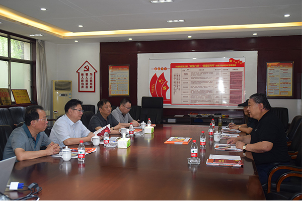 臨汾市市場監(jiān)督管理局局長、非公企業(yè)黨委書記張東紅<br>在科海集團(tuán)調(diào)研非公黨建工作